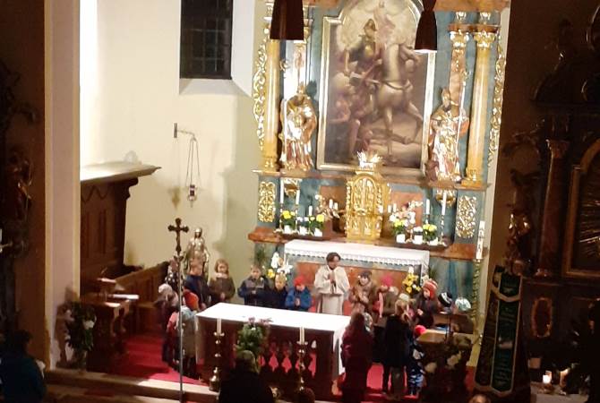 Sankt Martin in Thundorf - Die Kinder stehen am Altar und beten zusammen das Vaterunser