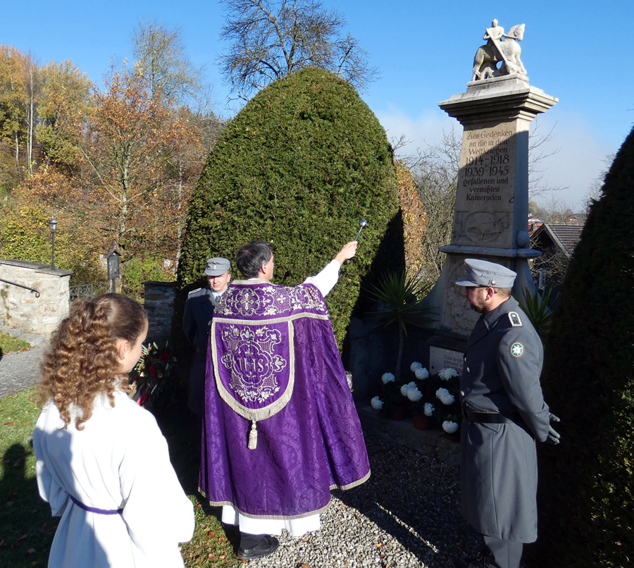 10 Pfr. Bien bespengt das Kriegerdenkmal mit Weihwasser