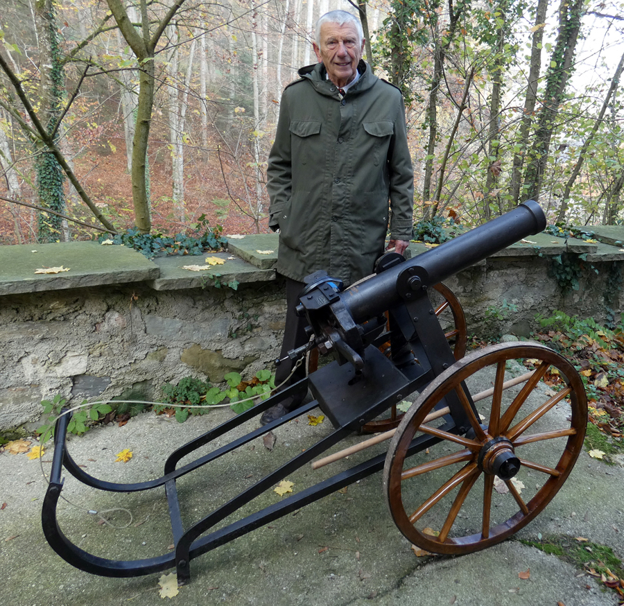 19 Kanonier Anton Edfelder noch vor der Schussabgabe