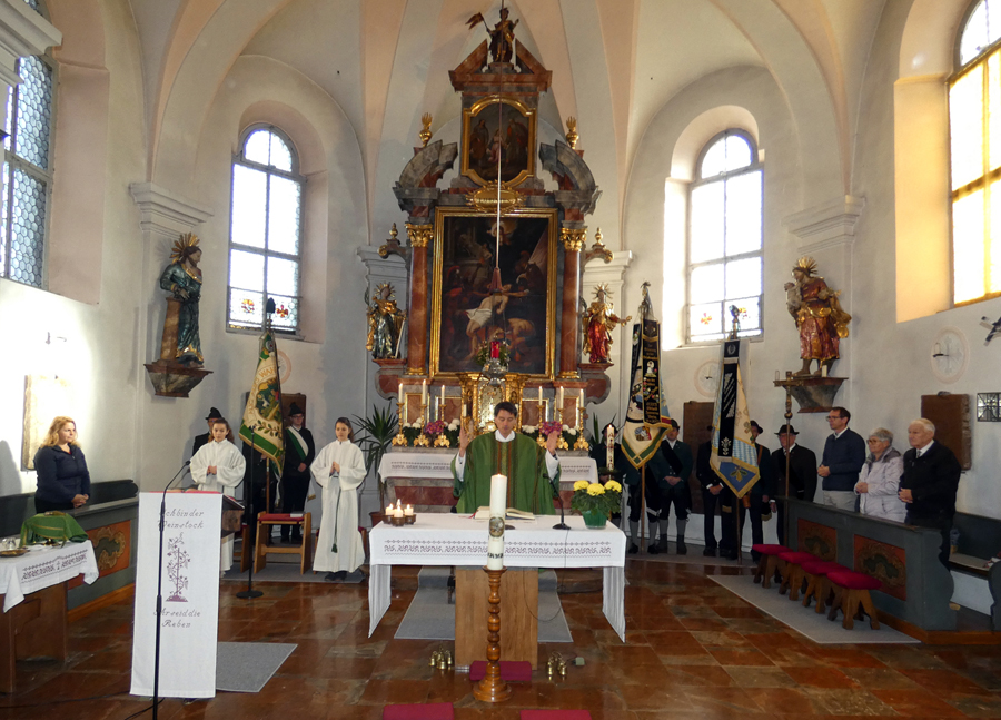 9 Den Gottesdienst zelebrierte Pfarrer Wernher Bien im Beisein von drei Fahnenabordnungen