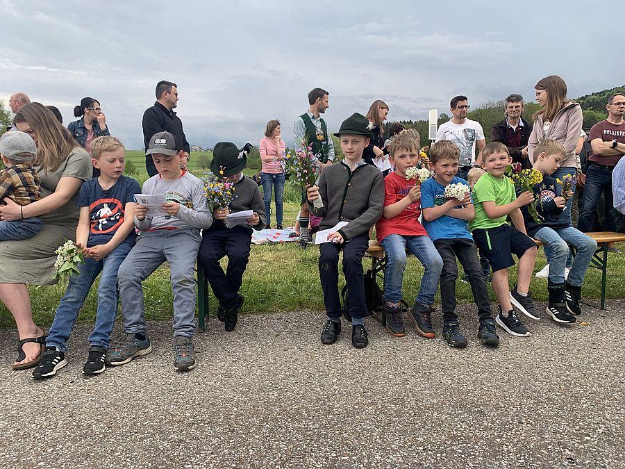 Jungen mit Blumen