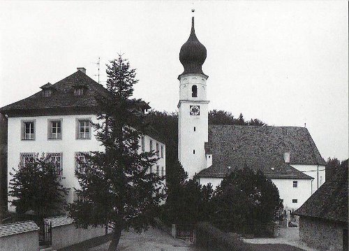 Außenaufnahme der Pfarrkirche St. Laurentius in Ainring