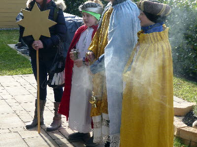 Eine-Sternsingergruppe-bringt-Segen-zum-Haus