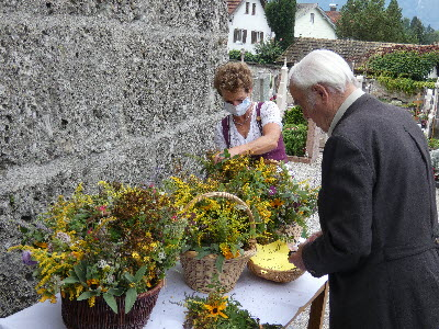 Gegen-eine-Spende-konnten-die-Kirchg-nger-ein-Kr-uterb-scherl-ausw-hlen