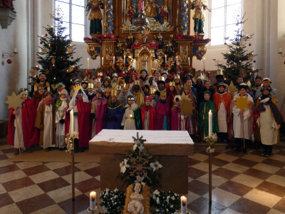 Gruppenaufnahme-im-Altarraum-der-Marienkirche