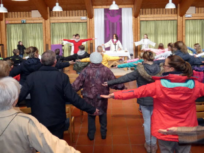 K-rper-bung-am-Beginn-der-liturgischen-Feier-im-Pfarrsaal