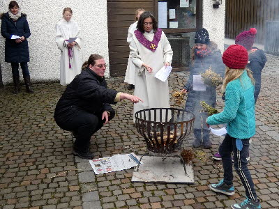 Kinder-d-rfen-alte-Palmbuschen-in-den-Feuerkorb-geben