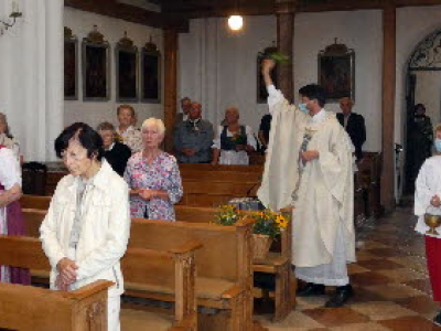 Pfarrer-Wernher-Bien-beim-Segnen-der-Kr-uterb-scherl-im-Kirchenschiff