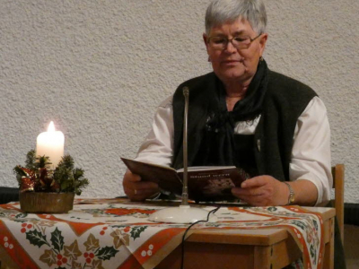 db Aus der Pfarrei Ainring las Maria Utzmeier eine lustige Geschichte