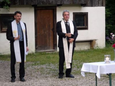 db Die Priester Wernher Bien -links- und Jurgen Henrich beim Segnen der Glaubigen