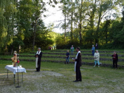 db Nur 50 Personen durften an der okumenischen Maiandacht im Ainringer Dorfpark teilnehmen
