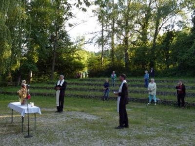 db Nur 50 Personen durften an der okumenischen Maiandacht im Ainringer Dorfpark teilnehmen