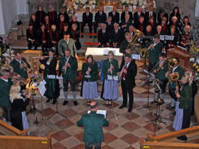 db Trachtenkapelle Feldkirchen- im Hindtergrund der Kirchenchor1