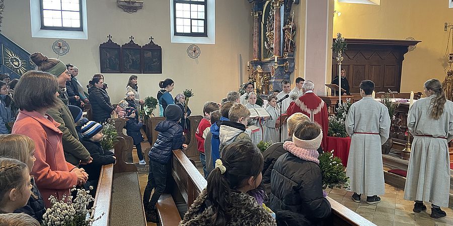 Palmweihe in statt vor der Kirche