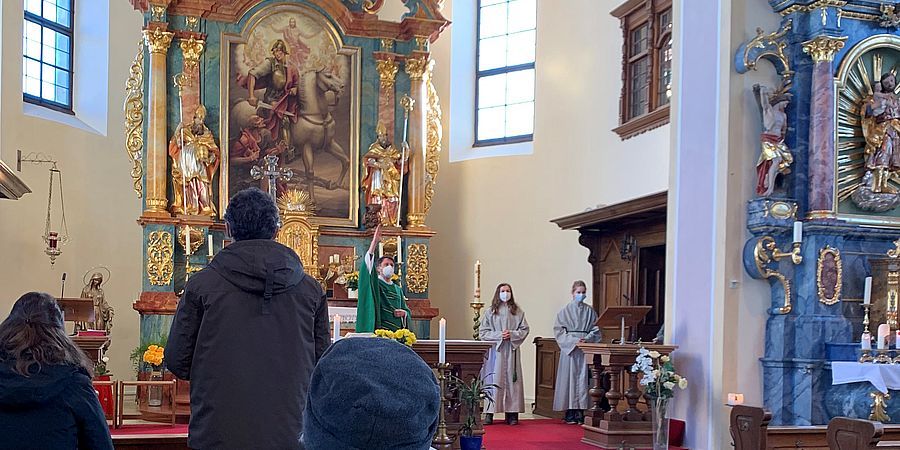 Faschingssonntagsmesse, Blick auf den Altar, Pfarrer Bien segnet die Gottesdienstbesucher