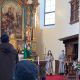 Faschingssonntagsmesse, Blick auf den Altar, Pfarrer Bien segnet die Gottesdienstbesucher
